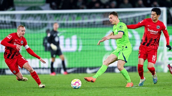 Wolfsburg Yannick Gerhardt (M.) kämpft gegen Frankfurts Sebastian Rode (l.) und Daichi Kamada um den Ball. © IMAGO / Nordphoto 