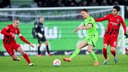 Wolfsburg Yannick Gerhardt (M.) kämpft gegen Frankfurts Sebastian Rode (l.) und Daichi Kamada um den Ball. © IMAGO / Nordphoto 