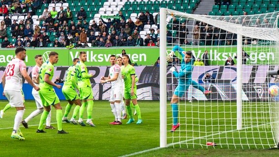 Wolfsburg-Keeper Koen Casteels (r.) kann ein Eigentor von Maximilian Arnold (nicht im Bild) nicht verhindern. © picture alliance/dpa | David Inderlied 