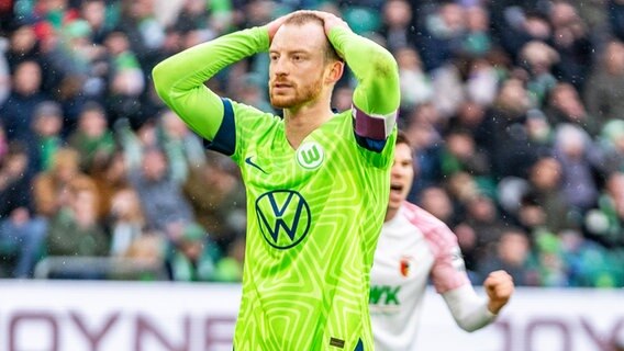 Wolfsburgs Maximilian Arnold ist nach einem verschossenen Elfmeter enttäuscht. © IMAGO / Eibner 