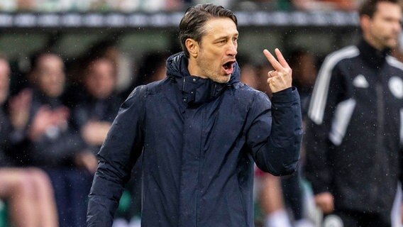 Wolfsburgs Trainer Niko Kovac gestikuliert am Spielfeldrand. © picture alliance/dpa | David Inderlied 