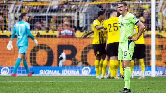Wolfsburgs Micky van de Ven ist enttäuscht. © picture alliance/dpa | Bernd Thissen 