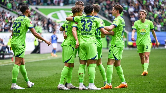 Wolfsburgs Spieler bejubeln einen Treffer. © IMAGO / Nordphoto 