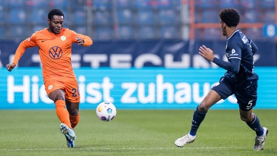 Wolfsburgs Ridle Baku (l.) und Bochums Bernardo kämpfen um den Ball. © IMAGO / Beautiful Sports 