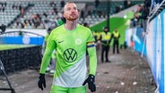 Wolfsburgs Maximilian Arnold diskutiert mit den Fans. © IMAGO / Eibner 