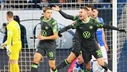 Wolfsburgs Lovro Majer (l.) und Mattias Svanberg bejubeln einen Treffer. © IMAGO / Jan Huebner 