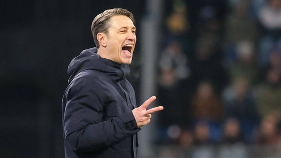 Wolfsburgs Trainer Niko Kovac gestikuliert am Spielfeldrand. © IMAGO / Jan Huebner 