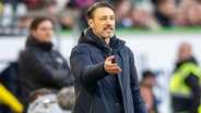Wolfsburgs Trainer Niko Kovac gestikuliert am Spielfeldrand. © IMAGO / Kirchner-Media 