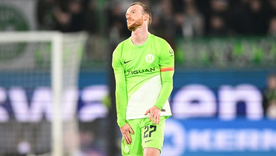 Wolfsburgs Kapitän Maximilian Arnold ist genervt. © Witters/LeonieHorky 