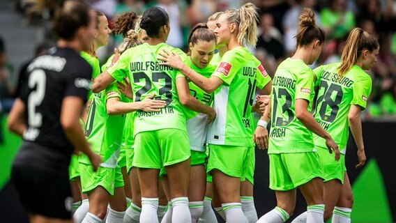 Wolfsburgs Spielerinnen bejubeln einen Treffer. © IMAGO / Nordphoto 