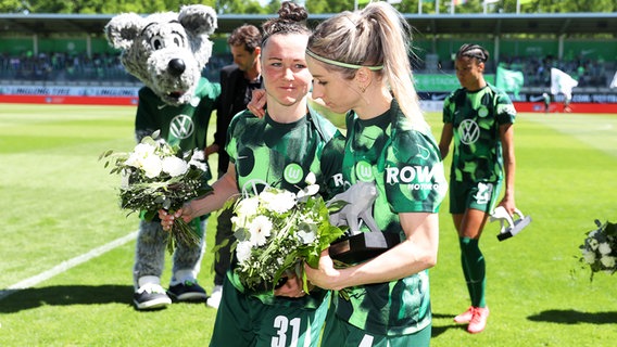 Die VfL-Spielerinnen Marina Hegering (l.) und Kathrin Hendrich werden verabschiedet. © IMAGO / regios24 