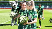Die VfL-Spielerinnen Marina Hegering (l.) und Kathrin Hendrich werden verabschiedet. © IMAGO / regios24 