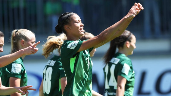 Die VfL-Spielerinnen Sveindis Jonsdottir bejubeln einen Treffer. © IMAGO / regios24 