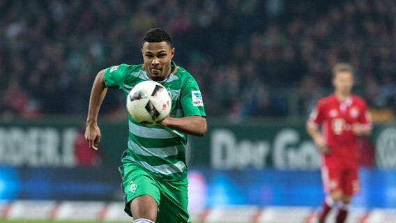Serge Gnabry vom SV Werder Bremen sprintet dem Ball hinterher. © imago/Nordphoto 