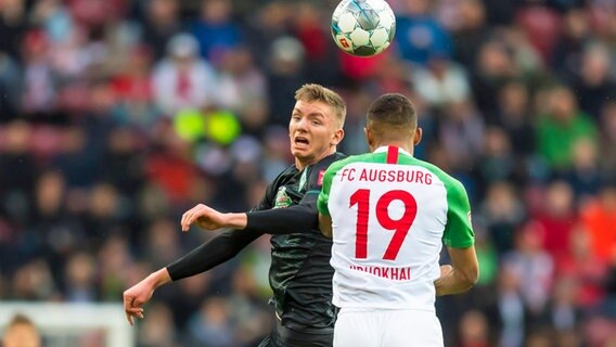 Bremens Nick Woltemade (l.) im Einsatz gegen Augsburgs Felix Uduokhai © imago images / Nordphoto 