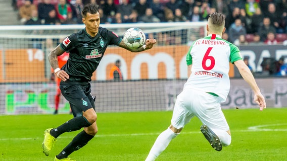 Bremens Davie Selke (l.) im Einsatz gegen Augsburgs Jeffrey Gouweleeuw © imago images / Nordphoto 