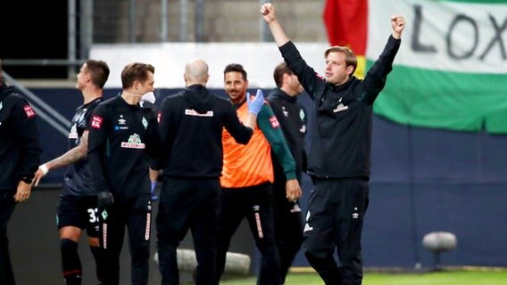 Bremens Trainer Florian Kohfeldt (r.) jubelt. © dpa-Bildfunk Foto: Tom Weller/dpa