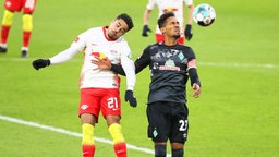 Bremens Theodor Gebre Selassie (r.) und Leipzigs Justin Kluivert kämpfen um den Ball.