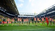 Bremens Spieler bejubeln den Sieg mit den Fans. © IMAGO / Kirchner-Media 