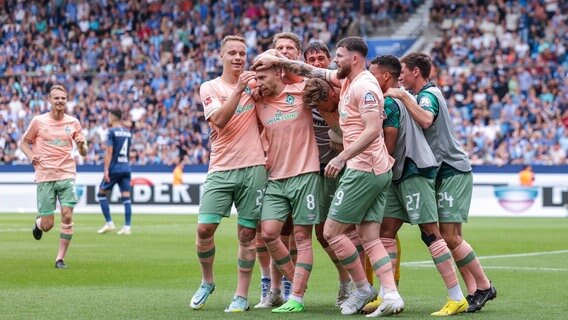 Bremer Spieler jubeln über ein Tor gegen den VfL Bochum © IMAGO / RHR-Foto 