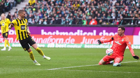 Bremens Torhüter Jiri Pavlenka (r.) pariert einen Schuss von Dortmunds Marco Reus. © IMAGO / RHR-Foto 