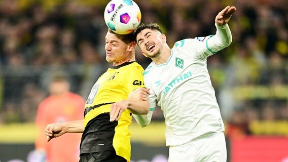 Bremens Romano Schmid (r.) und Dortmunds Julian Ryerson kämpfen um den Ball. © Witters/LeonieHorky 