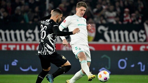 Bremens Jens Stage (r.) und Stuttgarts Deniz Undav kämpfen um den Ball. © IMAGO / Jan Huebner 