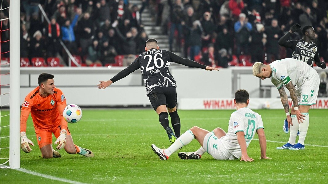 Bremens Spieler können einen Treffer von Stuttgarts Deniz Undav nicht verhindern.