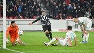 Bremens Spieler können einen Treffer von Stuttgarts Deniz Undav nicht verhindern. © IMAGO / Langer 