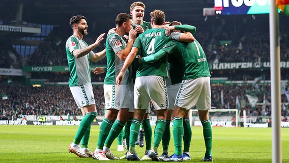 Bremens Spieler bejubeln einen Treffer. © IMAGO / MIS 