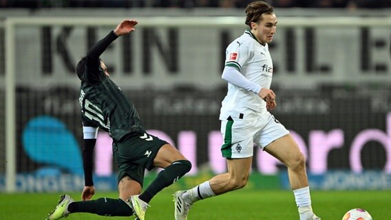 Bremens Leonardo Bittencourt (l.) im Zweikampf mit Gladbachs Rocco Reitz © picture alliance Foto: Federico Gambarini