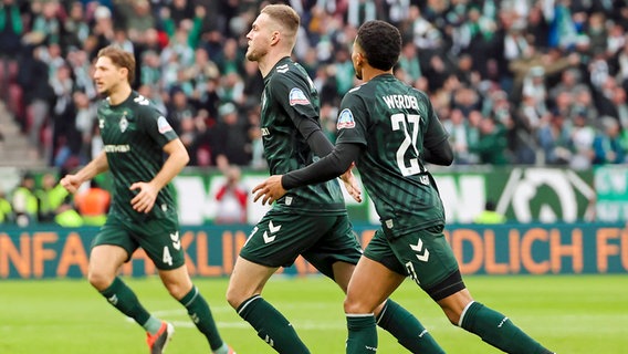 Bremens Spieler bejubeln einen Treffer © Imago Images 
