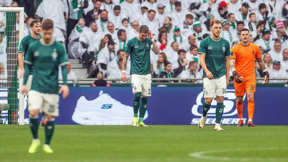 Bremens Spieler reagieren auf einen Gegentreffer © Imago Images 