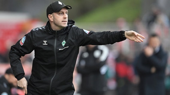 Bremen-Trainer Ole Werner gestikuliert am Spielfeldrand. © Witters/OttmarWinter 