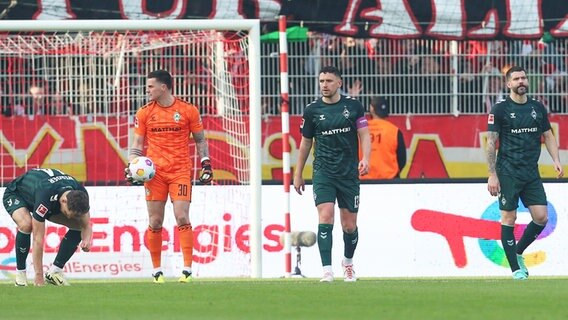 Bremens Spieler sind nach einem Gegentreffer enttäuscht. © IMAGO / Jan Huebner 