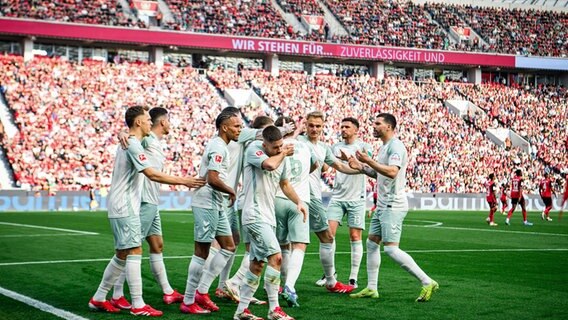 Bremens Spieler bejubeln einen Treffer © Imago Images 