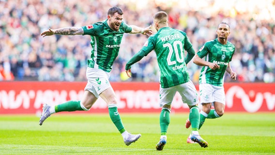 Bremens Oliver Burke (l.) bejubelt einen Treffer mit Romano Schmid. © IMAGO / Noah Wedel 