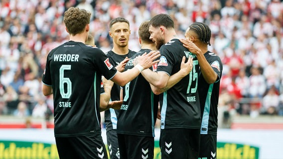 Jubelnde Bremen-Spieler © IMAGO / Steinsiek.ch 