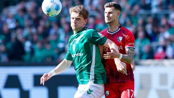 Bremens Jens Stage (l.) und Bochums Tom Krauß kämpfen um den Ball. © IMAGO / DeFodi Images 