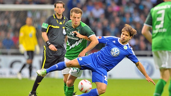 Der Bremer Philipp Bargfrede (l.) im Zweikampf mit Wolfsburgs Diego (M.) © dpa 