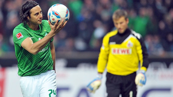 Bremens Claudio Pizarro (l.) jubelt über einen Treffer. © dpa - Bildfunk Foto: Carmen Jaspersen