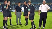 Stromausfall im Bremer Weserstadion. Werder-Coach Thomas Schaaf (r.) und Schalke-Manager Rudi Aussauer (3.v.l.) bei Schiedsrichter Stefan Trautmann (3.v.r.). © imago/Team 2 