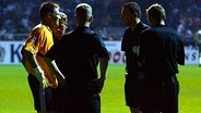 Stromausfall im Bremer Weserstadion: Schalke-Torwart Frank Rost (l.) im Gespräch mit dem Schiedsrichtergespann. © imago/abstract 