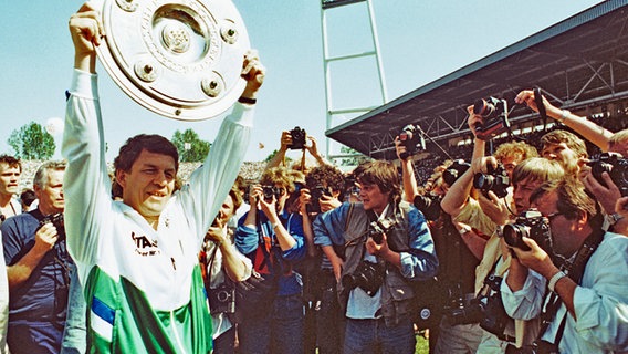 Werder Bremens Trainer Otto Rehhagel präsentiert 1988 die Meisterschale. © picture-alliance/dpa Foto: Thomas Wattenberg