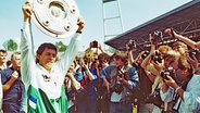 Werder Bremens Trainer Otto Rehhagel präsentiert 1988 die Meisterschale. © picture-alliance/dpa Foto: Thomas Wattenberg