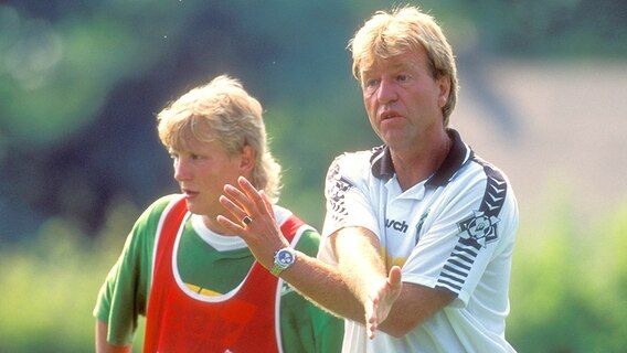 Trainer Aad de Mos (r.) und Vladimir Beschastnykh von Werder Bremen. © imago/Claus Bergmann 