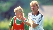 Trainer Aad de Mos (r.) und Vladimir Beschastnykh von Werder Bremen. © imago/Claus Bergmann 