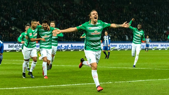 Max Kruse von Werder Bremen (2.v.r..) bejubelt seinen Treffer. © imago/Nordphoto 