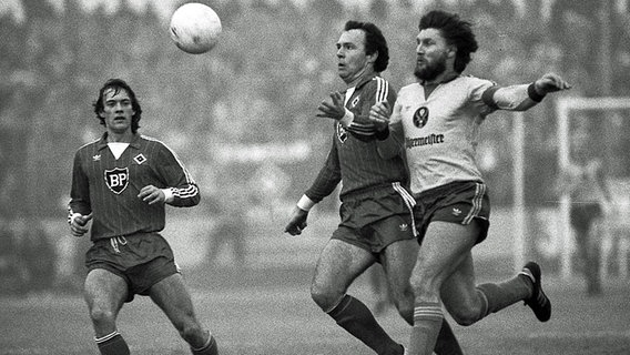 Die HSV-Spieler Franz Beckenbauer (M.) und Bernd Wehmeyer (l.) mit Braunschweigs Ronald Worm. © imago / Rust Foto: imago