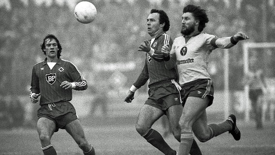 Die HSV-Spieler Franz Beckenbauer (M.) und Bernd Wehmeyer (l.) mit Braunschweigs Ronald Worm. Die HSV-Spieler Franz Beckenbauer (M.) und Bernd Wehmeyer (l.) mit Braunschweigs Ronald Worm. © imago / Rust Foto: imago